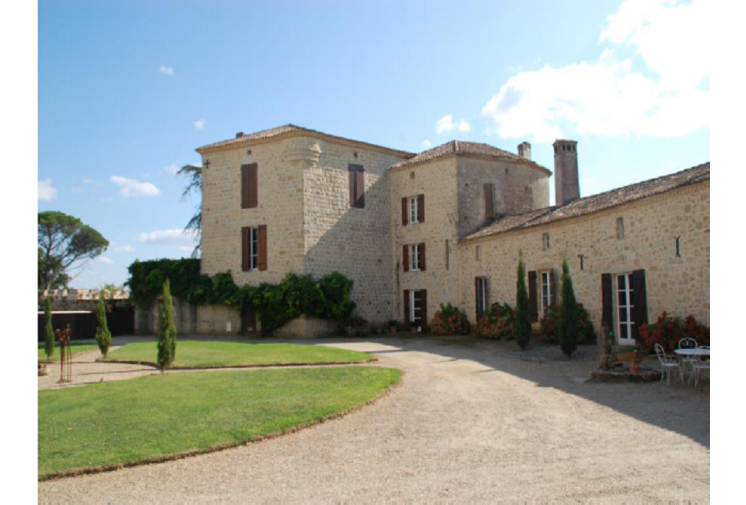 CHÂTEAU FORTIFIE SUR UNE COLLINE PRES DE LANGON XII–XVI–XVIIèmes SIECLE